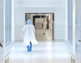 couloir hôpital soignant marche